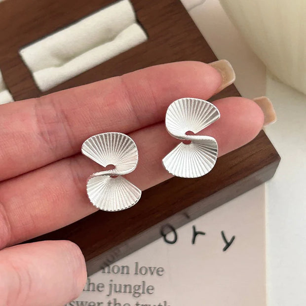 Fan-shaped curved earrings