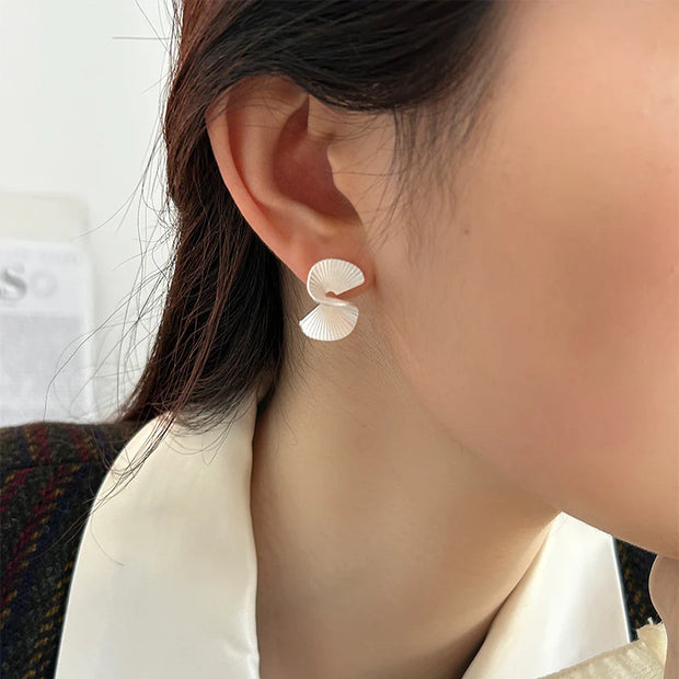 Fan-shaped curved earrings