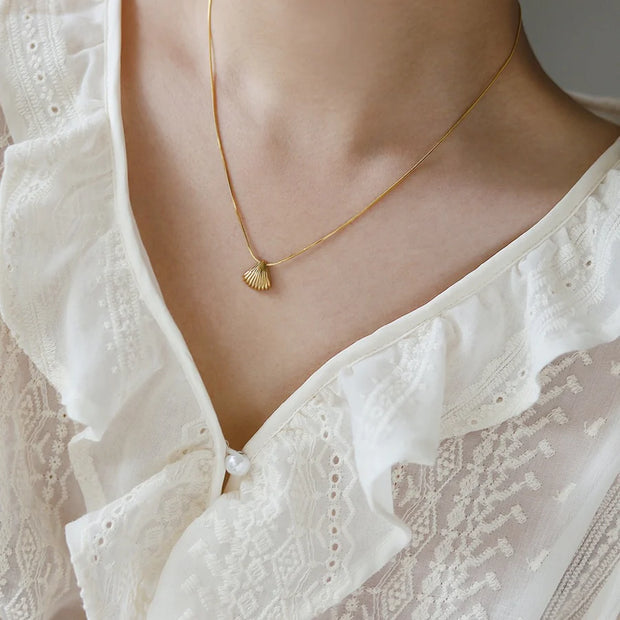 Small scallop-shaped necklace