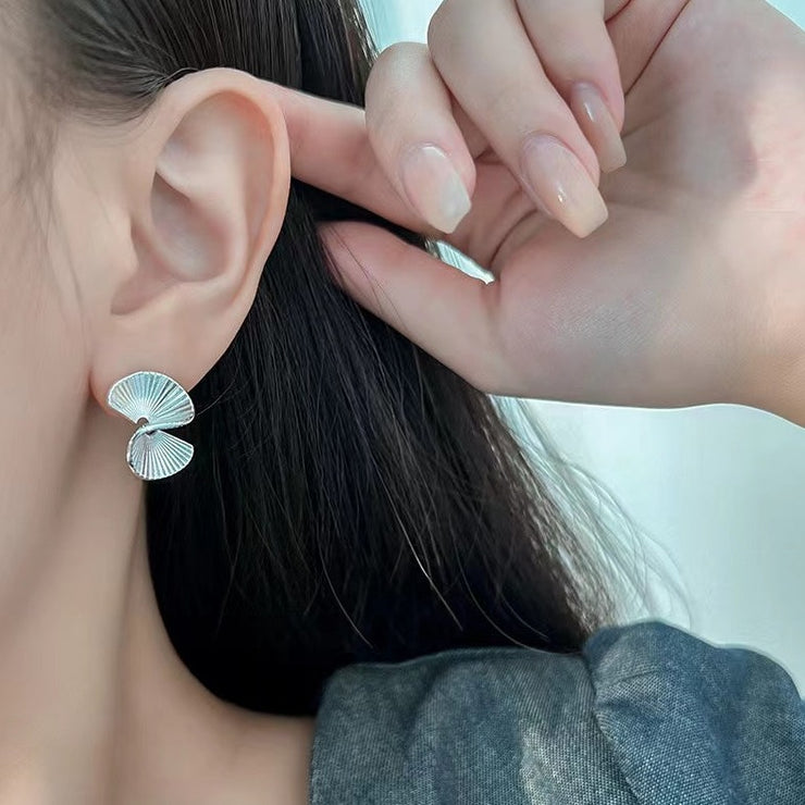 Fan-shaped curved earrings